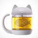 Szupercuki macskás teás csésze. Az üvegben lévő halacskéba lehet tölteni a tealeveleket, így nem kell venned filteres teát, aminek köszönhetően egészségesebb leszel, véded a környezetet és persze sokkal menőbb is. A csésze, illetve a a tea levél tartó természetesen más állatka formájában is kapható. 