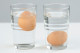 Ahhoz, hogy ellenőrizd a tojás frissességét, helyezd őket egy pohár vízbe. Ha a tojás a víz felszínén marad, dobd ki, az elsüllyedő darabokat viszont tartsd meg – azok lesznek ugyanis a frissek.