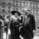 Albert Einstein

A zseniális elméjű Einsteinnek igen viharos volt a szerelmi élete. Miután elvált első feleségétől, nőül vette másod-unokatestvérét, Elsát. A hölgy 1936-ban, súlyos betegség következtében hunyt el, és bár Albert nem nősült többé újra, haláláig még számtalan barátnőt elfogyasztott