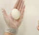 Szalvéta, zsebkendő - Fesd be a tojásokat tetszőleges színre, vagy vegyél kifejezetten fehér tojásokat, amelyekre dekupázs technikával ragassz fel színes darabokra vágott papírzsebkendőket, vagy mintás szalvétákat. 
