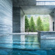 5. Vals-i fürdők (7132 Therme), Svájc

200 kilométerre Zürichtől található ez a trendi minimalista spa komplexum, hidroterápiás medencékkel. A szállóvendégek éjszaka is élvezhetik az építészeti díjakkal is elismert fürdőt.