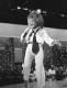 Tina Turner 1984-ben a színpadon, amikor a mom jeans nadrágok a fénykorukat élték. 