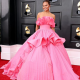 Chrissy Teigen topmodell és híresség, John Legend felesége egy gyönyörű rózsaszín Nicola + Felicia Couture ruhakölteményben pózolt a Grammy-gála vörös szőnyegén.