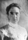 1895-ben Henrietta Swan Leavitt, aki egy főiskolai megbetegedést követően süket lett, jelentkezett a Harvard College Obszervatóriumába. Hét évbe telt, mire Charles Pickering igazgató felajánlotta Leavittnek a fizetést - óránként 30 centet -, és a Radcliffe Főiskola végzettje végül az obszervatórium asztrofotometriai osztály vezetője lett.

Leavitt áttörő felfedezéseket tett a csillagászatban, beleértve több mint 2400 változó csillag azonosítását. Munkája megkétszerezte e csillagok korabeli ismereteit, és segített Leavittnek megtalálni a kapcsolatot egy csillag fényessége és a Földtől való távolsága között. Felfedezése alapján Edwin Hubble megállapította, hogy az univerzum tágul.

 