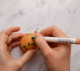 Filctoll - Néhány színes filctoll segítségével gyönyörű minimal motívumokat rajzolhatunk a tojásokra.