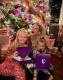 Jessica Simpson mosolyogva ült két lányával, Maxwell Drew-val és Birdie Mae-vel, amikor felbontottak néhány ajándékot.

 
