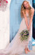 Amanda Seyfried

A Mamma Mia! főszereplője, Sophie többrétegű ruhájában csodaszépen festett filmbeli nagy napján, megjelenését még inkább különlegessé tette, hogy mezítláb vonult az oltárhoz.