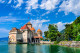 Eric herceg kastélya A kis hableányban

A mesebeli herceg kastélya valójában a Genfi-tó keleti végében elhelyezkedő Chillon várának másolata. A sziklára épült vízivár Svájc egyik legnépszerűbb történelmi épülete.