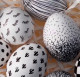 Fekete-fehér - Fesd be a tojásokat fehérre, majd fekete filctollal rajzolj rá apró mintákat.