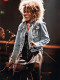 1985-ben egy fellépésen az ikonikus farmer-bőrszoknya párost viselte az énekesnő.