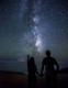 10. Nézzétek a csillagokat! Talán klisésen hangzik, de mind tudjuk, hogy talán nincs is romantikusabb és gyönyörűbb randi, mint a csillagos égbolt alatt fekve beszélgetni az élet nagy dolgairól. Igazi filmes jelenetben lesz részetek!