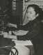 A nukleáris  fizika úttörője, Chien-Shiung Wu volt az első, akinek kísérlete elutasította a paritás megőrzésének fizikai törvényét. 

Egy Sanghajtól északra fekvő kisvárosban született és nevelkedett. Wu elég szerencsés volt ahhoz, hogy hivatalos oktatásban részesüljön, ami akkoriban a lányok számára nem volt jellemző. 1934-ben Wu fizikai diplomát szerzett a Nankingi Nemzeti Központi Egyetemen (ma Nanjing Egyetem néven). Egy női mentor ösztönzésére úgy döntött, hogy tovább folytatja tanulmányait az Egyesült Államokban, majd Ph.D.-t szerzett fizika szakon a Berkeley-i Kaliforniai Egyetemen.

Wu az Egyesült Államokban maradt, hogy egyetemi szintű fizika tanfolyamokat tartson a Smith College-on és a Princeton University-n, ahol ő volt a fizika tanszék első női professzora.

 