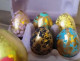 Aranyozott - Fesd be a tojásokat tetszőleges színre, vagy dekoráld őket a már korábban is említett márványos technikával, majd aranyfólia darabokkal díszítsd fel a már száraz tojásokat.
