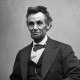 Abraham Lincoln az egykori amerikai elnök 1865. április 4-én éjjel különös álmot látott. Másnap reggel elmondta egy barátjának, hogy sírokról és egy holttestről álmodott, amit egy katona őrzött. Lincoln pedig megkérdezte tőle, hogy kié. Ezt a választ kapta: „Az elnöké. Egy orgyilkos ölte meg.” Ekkor felébredt és nagyon meg volt rendülve. John Wilkes Booth pontosan tíz nappal később, április 14-én meggyilkolta Lincolnt.