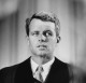 1968: Robert F. Kennedyt meggyilkolják

A Demokrata Párt másik prominens tagja, Robert F. Kennedy 1961 és 1964 között az Egyesült Államok főügyészeként szolgált, majd New York szenátora lett. Nem sokkal azután, hogy 1968. június 5-én megnyerte a kaliforniai előválasztást, RFK-t lelőtte Sirhan Sirhan, egy fiatal palesztin, aki azt állította, hogy megtorlásul lépett fel RFK Izrael-barát álláspontja miatt. Ez a merénylet kellett ahhoz, hogy a jövőben védelem alá helyezzék az elnökjelölteket.

 