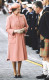 1985: A királynő lazac rózsaszín kabátban és kalapegyüttesben jelent meg.