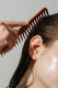 Milyen előnyei vannak a hajunkra nézve?

Vannak olyan előzetes tanulmányok, amelyek szerint a hagymás hajolaj segíthet a hajhullás kezelésében, valamint javíthatja a haj és a fejbőr egészségét. Dr. Garshick elmondta, hogy a hagyma kénben gazdag, amiről úgy gondolják, hogy támogatja és erősíti a hajat, mivel a hajban található keratin is tartalmaz ként. Hozzátette, hogy a hagyma antimikrobiális és gyulladáscsökkentő hatással bír, ami segíthet megőrizni a fejbőr egészségét. A hagyma gazdag káliumban, antioxidánsokban és aminosavakban. De további kutatásokra van szükség ahhoz, hogy határozottan kijelenthessük, hogy a hagymaolaj valóban segít a haj növekedésében és egészségében. „Fontos emlékezni arra, hogy ez nem biztos, hogy minden hajtípusnál működik, és reális elvárásokkal kell rendelkezni ezzel az otthoni gyógymóddal kapcsolatban” – mondta Dr. Kahen. – Mielőtt kipróbálnád, konzultálj egy hajszakértővel vagy bőrgyógyásszal. 