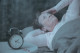 A hajnali ébredés összefüggésbe hozható az életkorral is, ugyanis ahogy öregszünk, egyre kevesebbet tudunk egyhuzamban aludni. Ennek az az oka, hogy az idősebb emberek kevesebb órát vannak a mély alvás fázisában, így gyakrabban felébrednek az éjszaka folyamán. A helyzetet tovább ronthatják más tényezők is, úgy mint a gyakori vizelési inger, valamint a krónikus egészségügyi problémákkal és alvászavarokkal járó tünetek, amik szintén jellemzőbbek az idősebb emberekre – beleértvé az álmatlanságot és a nyugtalan láb szindrómát (vagyis azt az állapotot, amely kontrollálhatatlan mozgási késztetést okoz).