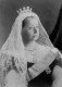 Romantikus tárgyak a szerelmeitől - Viktória királynő

Viktória királynő 1901-ben halt meg. Addigra már gondosan elő volt készítve azoknak a tárgyaknak a 12 oldalas listája, amelyeket magával akart vinni a sírba. Az orvosára, Dr. James Reidre bízta ezt a listát, és az utasításokat, hogy pontosan betartsák. Gyermekei, akik közül hatan még éltek, nem ismerhették meg ezeket a kívánságokat, mert nem hagyták volna jóvá. Szóval mik lehettek azok, ami megbotránkoztathatták volna a királynő gyerekeit? A sírba vitte Alfréd herceg pongyoláját, egyik köpenyét, kezének gipszbevonatát, valamint esküvői fátylát. De ezenkívül magával vitte, John Brown, a bizalmasának és szolgálójának hajfürtjét, a fényképét és egy gyűrűt, amit ő maga ajándékozott neki, és amely egykor az anyjáé volt.
