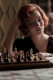 Beth Harmon, A vezércsel főhőse a történet szerint a szülei halála után árvaházban kerül, és az intézmény egyik dolgozójának köszönhetően megtanul sakkozni.