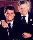1973: Ifjabb Ted Kennedy lábát amputálják

Ted Kennedy fiát, illetve JFK unokaöccsét, ifjabb Ted Kennedy-t osteosarcomával diagnosztizálták, a csontrák egyik formáját a jobb lábában: ezt 1973 novemberében gyorsan és sikeresen amputálták, és a rák nem jelentkezett újra. A képen apa és fia látható.

1984: David Kennedy túladagolás következtében meghal

Robert F. Kennedy és felesége, Ethel Skakel negyedik fia, David kiskorában kis híján vízbe fulladt, de apja megmentette. A saját halálközeli élménye utáni napon David a televízión keresztül élőben nézte végig apja meggyilkolását.

Kennedy drogfüggővé vált, hogy megbirkózzon az átélt traumával, és egy 1973-as autóbaleset miatt opioidfüggő is lett. 1984 áprilisában holtan találták, mivel túladagolta a kokain és a vényköteles gyógyszer kombinációját.

 