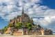 Aranyhaj kastélya

Az Aranyhaj és a nagy gubanc c. mese kastélyát a Normandiában található Mont Saint-Michel szikláról mintázták, hiszen az eredeti elképzelés szerint is egy reneszánsz kastélyt szerettek volna megjeleníteni, amely egy szigeten áll. 