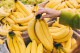 Amennyiben becsomagolva vásároltál banánt, fontos, hogy hazaérve egyből vedd ki! A gyümölcsök sokkal gyorsabban megromlanak csomagolásban. Érdemes szétszedni a banáncsomót, egyesével ugyanis lassabban barnul.