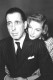 Humphrey Bogart és Lauren Bacall. A színész 45 éves, házas férfi, Bacall pedig egy 19 éves kezdő volt, mikor találkoztak egy forgatáson. A korkülönbség ellenére izzott közöttük a levegő, és az akkor már tapasztalt színész, Bogart sokat segített a zöldfülű színésznőnek. Mire a forgatás véget ért, a két színész már egy pár volt. Nem sokkal később összeházasodtak, és két gyermekük született. Bár a sármos színész rengeteget mulatozott, sokat ivott és cigarettázott, a nyilvánosságot sosem engedték be kettejük közé. Lauren férje halála után sem beszélt a sajtónak házasságukról.