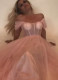 Nos, Spears kisasszonynak a vadóc oldala mellett van egy visszafogottabb is, amikor hercegnős ruhákban pózol – e fotó alatt pedig azt is elárulta, hogy ez még nem az esküvői ruhája, ugyanis a különleges darabot Donatella Versace tervezi majd.