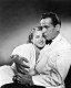 A Casablanca egyébként számos izgalmas kulisszatitkot rejt: mint azt a Múlt-kor történelmi magazin is írja, Bergman először nemet mondott a szerepre, később pedig a forgatáson rendszeresen trükközni kellett, a színésznő ugyanis magasabb volt Bogartnál. S bár a kamerák előtt tökéletesen működött a két főszereplő között a kémia – olyannyira, hogy a színész feleségét féltékenység mardosta –, a való életben ki nem álhatták egymást.