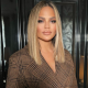 Szemöldök beültetés

Nem egy átlagos szemöldöktrend, de Chrissy Teigen sokak érdeklődését felkeltette, amikor Instagram oldalán elmondta követőinek, hogy elvégezték az eljárást, hogy ne kelljen annyi sminket applikálnia. A szőrszálakat a fej hátsó részéből veszik, és a szemöldök területére helyezik a dúsabb hatás érdekében. Ezzel azt a tanácsot adja a Z generációnak, hogy: ,,Tinik: Ne szedjétek ki úgy, mint én!!"