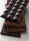 Csokoládé

A csokoládé egy nagyon mérgező anyagot, a metilxantint tartalmaz, amely megállíthatja a kutya anyagcsere-folyamatát. Már egy kis csokoládé, különösen az étcsokoládé, hasmenést és hányást okozhat. Nagy mennyiségben görcsöket, szabálytalan szívműködést és akár halált is okozhat.