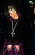 Diana hercegné 1987-ben egy londoni jótékonysági gálán viselte a Garrard luxusékszerház által 1920-ban készített, lenyűgöző nyakláncot, amelynek medálja egy négyzet alakú ametisztekkel és körkörösen csiszolt gyémántokkal díszített kereszt.