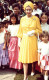 1975: A pöttyös ruhák még mindig is divat volt, ezt a szettet Erzsébet királynő Mexikóban hordta. 