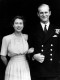 1943 karácsonyán és szilveszterén a herceg a brit királyi udvarba utazott, hogy újra lássa a hercegnőt, aki odáig volt a magas és jóképű fiatalemberért. 1946-ban megtörtént a lánykérés, ám az eljegyzés hivatalos bejelentésére csak azután került sor, hogy Erzsébet betöltötte a 21. életévét.