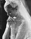 Ilyen gyönyörű volt Grace Kelly az esküvője napján. Menyasszonyi ruháját az Oscar-díjas tervező, Helen Rose álmodta meg. A csodálatos darab a Metro-Goldwyn-Mayer stúdió ajándéka volt.