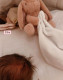 Az iménti fotón Borbély Alexandra szívecskékkel takarta ki gyermekei arcát, de a korábbi felvételeken is gondosan ügyelt a babák személyiségi jogaira. Itt például csak Elza apró kobakja látható.