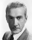 Clifton Webb a negyvenes-ötvenes évek megbízható, jellegzetes stílusú karakterszínésze volt. A nézőközönség olyan filmekben zárhatta a szívébe, mint az 1944-es Laura, Otto Preminger híres film noirja. A rossz nyelvek szerint Webb is megfordult James Dean ágyában.