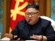 Az ügynökség arról is beszámolt, hogy „Kim elnök május 16-i nyilvános szereplése során nagyon fáradtnak tűnt, szemei alatt feltűnő sötét karikákkal”, és néhány közelmúltbeli fotójának mesterséges intelligenciát alkalmazó elemzése alapján súlyát 140 kg körülire becsülték – mondta Ju. „Tavaly év vége óta folyamatosan karcolások és zúzódások figyelhetők meg Kim Dzsongun kezén és karján, amelyeket gyaníthatóan allergia és a stressz okozta bőrgyulladás kombinációja okoz” – idézte a törvényhozó a NIS igazgatóját.