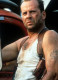 Bruce Willis először sorozatsztárként szerzett magának krediteket a nyolcvanas évek derekán: a korszak legendás szériájában, A simlis és a szendében tűnt fel Cybill Shepherd oldalán, majd 1988-ban a nagyjátékfilmes porondon is sikerült megvetnie a lábát a Die Hard című iskolateremtő akciófilmmel.