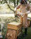 Bizony, nem csalás, nem ámítás: Katalin a méhek világnapja alkalmából töltött fel magáról egy különleges fotót az Instagramra, melyen csakugyan felismerhetetlen. Te gondoltad volna, hogy a hercegné méhészként is képes levenni a lábáról a publikumot?