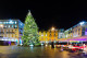 1. Genf, Svájc

Genfben vannak a legszebb karácsonyi fények. A boltok, bódék és fényfüzérek megvilágítják az egész genfi-tavat. A helyszínt a gasztrokultúra szerelmesei se hagyják ki, a genfi karácsonyi vásár ugyanis otthont ad a világ minden tájáról érkező karácsonyi árusnak.
