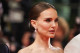 Natalie Portman sminkjéről is érdemes említést tennünk: a füstös szemeit egy nude árnyalatú rúzzsal spékelte meg. 