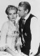 Grace Kelly az első filmszerepét az 1952-es Délidőben kapta, ahol Gary Cooper volt a partnere. A forgatás alatt szinte azonnal egymásba habarodtak, s annak ellenére, hogy kollégája javára 28 év korkülönbség volt köztük - ráadásul a férfi házas ember volt - titkos viszonyba kezdtek.