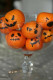 Ki mondta, hogy csak tökből lehet halloweeni fejeket díszíteni? Fogj pár mandarint vagy narancsot, egy alkoholos filcet és indulhat a díszítés. 