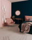 Három szín egy szobában

Minden szobában célszerű a színeknél a 60-30-10 szabályt betartani. A fő árnyalat (60 százalék) mehet a falakra, a másodlagos alkalmazható a bútorokra (30 százalék), a harmadlagos (10 százalék) pedig az egyéb dekorelemekre és kiegészítőkre.