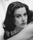 Hedy Lamarr 1940-ben egészségügyi tanácsért fordult szomszédjához, George Antheilhez, aki a zongoraművészet mellett a női endokrinológia szakértője is volt, és csak később került szóba közöttük a torpedók irányítási problémája. A torpedók rádióvezérlését már az első világháború végén is használták, de ezeket könnyű volt eltéríteni a frekvencia zavarásával. Ez ellen azt találták ki, hogy a frekvenciát gyorsan váltogassák az adónál és a vevőnél egyidejűleg, lyukszalag segítségével. Ehhez Antheil főműve (Ballet Mécanique) adta az ötletet, amelyben több gépzongora is szerepel. Mivel a zongorán 88 billentyű van, a torpedóvezérlő találmány leírásában is 88 frekvenciát használtak. Ennyi frekvencia egyidejű zavarásához már túl sok energiára lett volna szükség abban az időben, az egyes frekvenciák pedig kiszámíthatatlanok voltak, mivel azok az egyedi lyukszalagok szerint változtak folyamatosan.