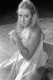 Helen Mirren már egész fiatalon milliókat igézett meg a szépségével. A Troilus és Cressida című darab próbáján készült róla a fent látható fotó, amely tökéletesen visszaadja, hogy a színésznőnek sosem volt szüksége erős sminkre vagy feltűnő ruhadarabokra ahhoz, hogy meghódítsa a közönséget.