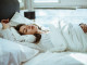 Max Stevens, a The Checklist alvásszakértője szerint az alvás szempontjából az egyik legfontosabb dolog a hőmérséklet: lehet ugyanis bármilyen kényelmes az ágy vagy épp a matrac, esetleg a párnák, ha túl meleg vagy túl hideg van, nem fogunk kipihenten ébredni másnap.