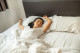 „A hűvös és a melegebb hőfok is befolyásolja a test belső hőmérsékletét, ez az egyik fő oka annak, hogy sokan nehezen alszanak el a nyári hónapokban. Télen is igaz az, hogy belső hőmérsékletünk éjszaka lehűl, a nagyon meleg hálószoba pedig megzavarhatja az alvást” – nyilatkozta a szakértő, aki szerint az akupunktúra szintén segíthet azoknak, akik álmatlanságban szenvednek.